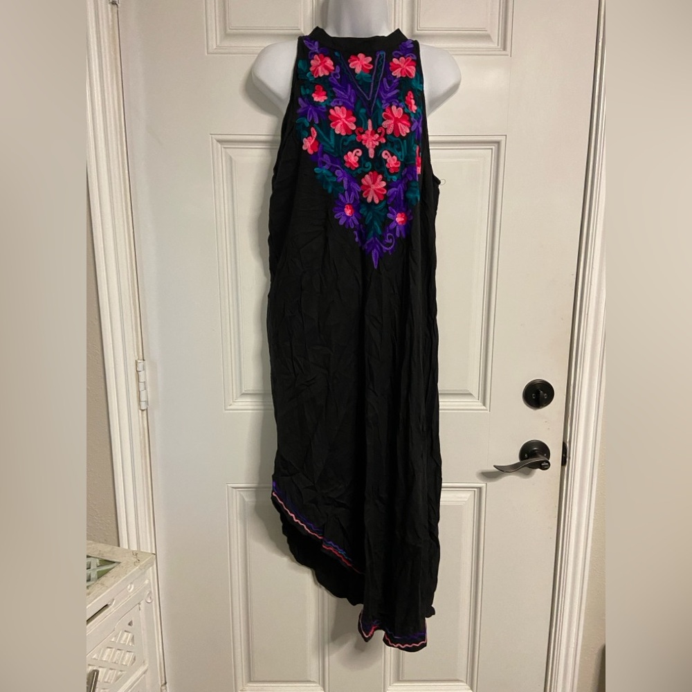 T26a- INDIA TOWN Black VISCOSE EMBROIDERED Halter SLANTED HEM Midi Dress